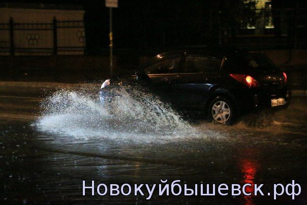 Городские службы Новокуйбышевска работают в авральном режиме, устраняя последствия ночного ливня.